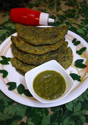 सहजन की पत्ती का पराठा (sahjan ki patti ki paratha recipe in Hindi) रेसिपी मुख्य फोटो