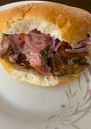 Una foto de Sándwich con chanchito a la caja china