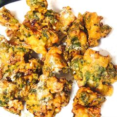 Methi and Palak ke Pakode A picture of Methi and Palak ke Pakode.