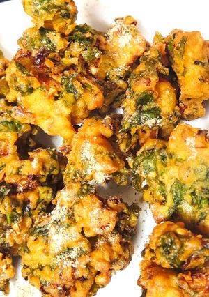 A picture of Methi and Palak ke Pakode.