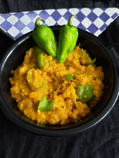 લોટવાળા મરચાં (બેસનનાં)(lotvala marcha besan recipe inGujarati) રેસીપી મુખ્ય ફોટો