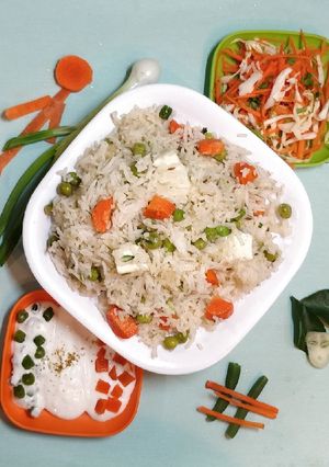 तिरंगा पुलाव (tiranga pulav recipe in marathi) रेसिपी चे मुख्य फोटो 