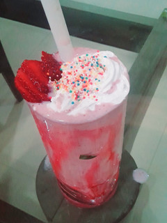 રોઝ સ્ટ્રોબેરી લસ્સી (Rose Strawberry Lassi Recipe In Gujarati) રેસીપી મુખ્ય ફોટો