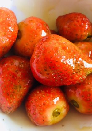 Hình của món Bữa sáng không cần nấu: dâu tươi trộn mật ong.