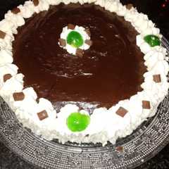 Una foto de Tarta de chocolate con sabor a naranja y nata