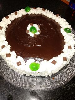 Una foto de Tarta de chocolate con sabor a naranja y nata