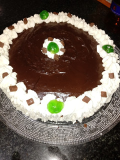 Una foto de Tarta de chocolate con sabor a naranja y nata