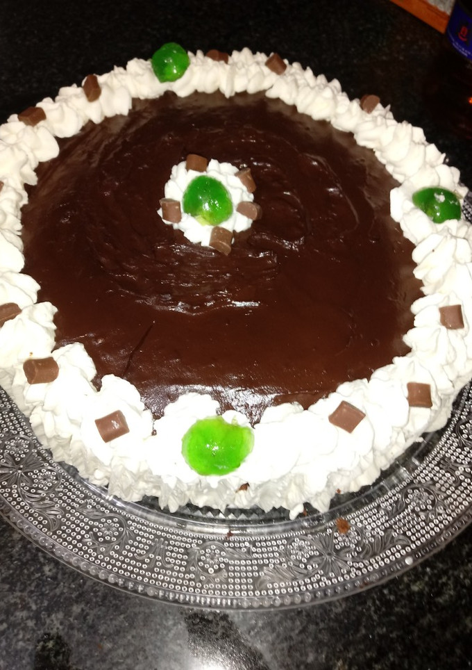 Una foto de Tarta de chocolate con sabor a naranja y nata