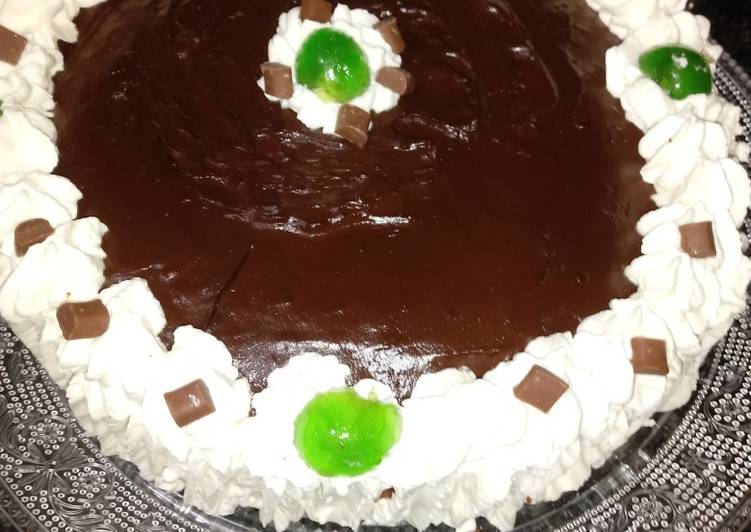 Tarta de chocolate con sabor a naranja y nata