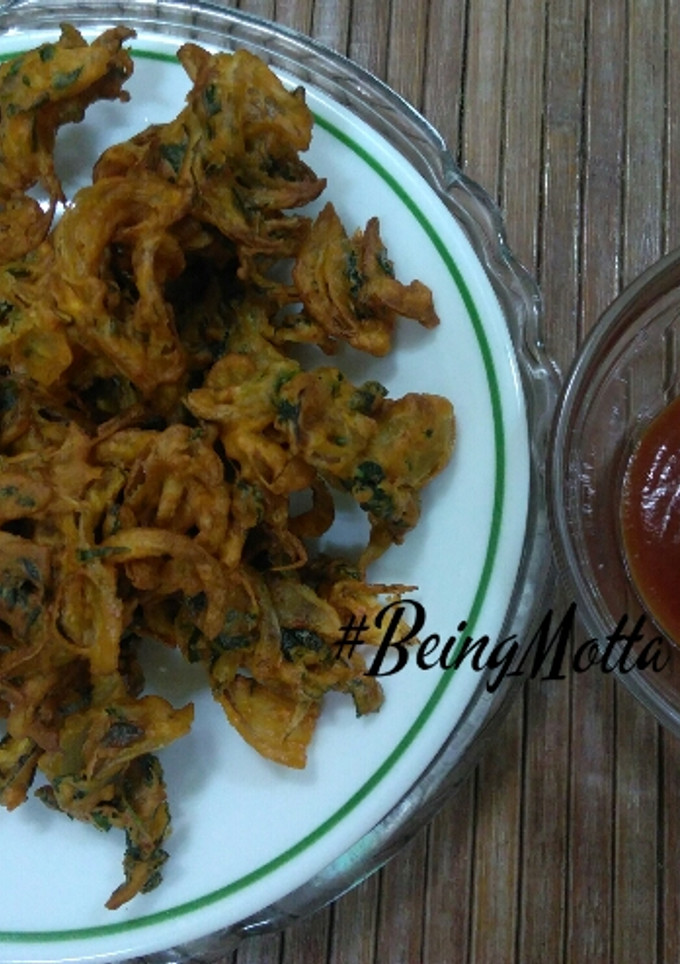 A picture of Kanda-Methi Cripsy Pakoras.