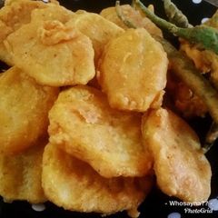 A picture of Whosayna’s Aaloo and Mirchi Pakoras.