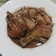 Pollo con chocolate estofado con patata y coliflor