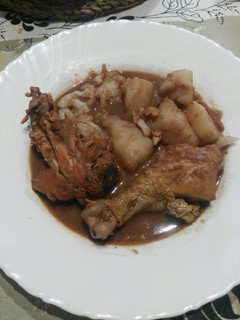 Una foto de Pollo con chocolate estofado con patata y coliflor