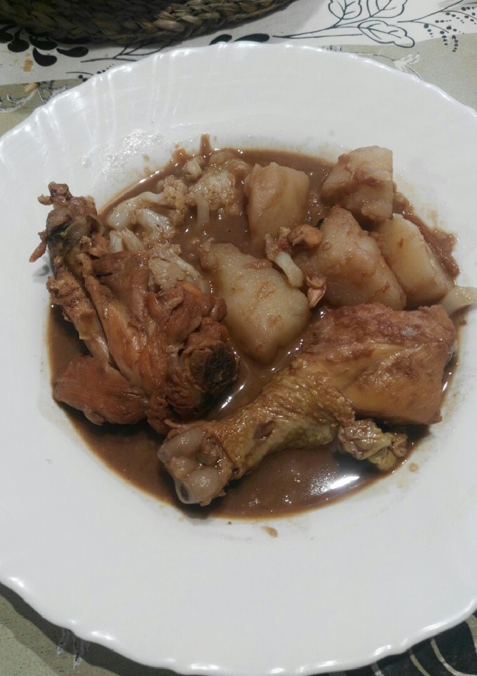 Una foto de Pollo con chocolate estofado con patata y coliflor