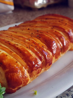 Una foto de Hojaldre relleno de lomo, champiñones y queso de cabra