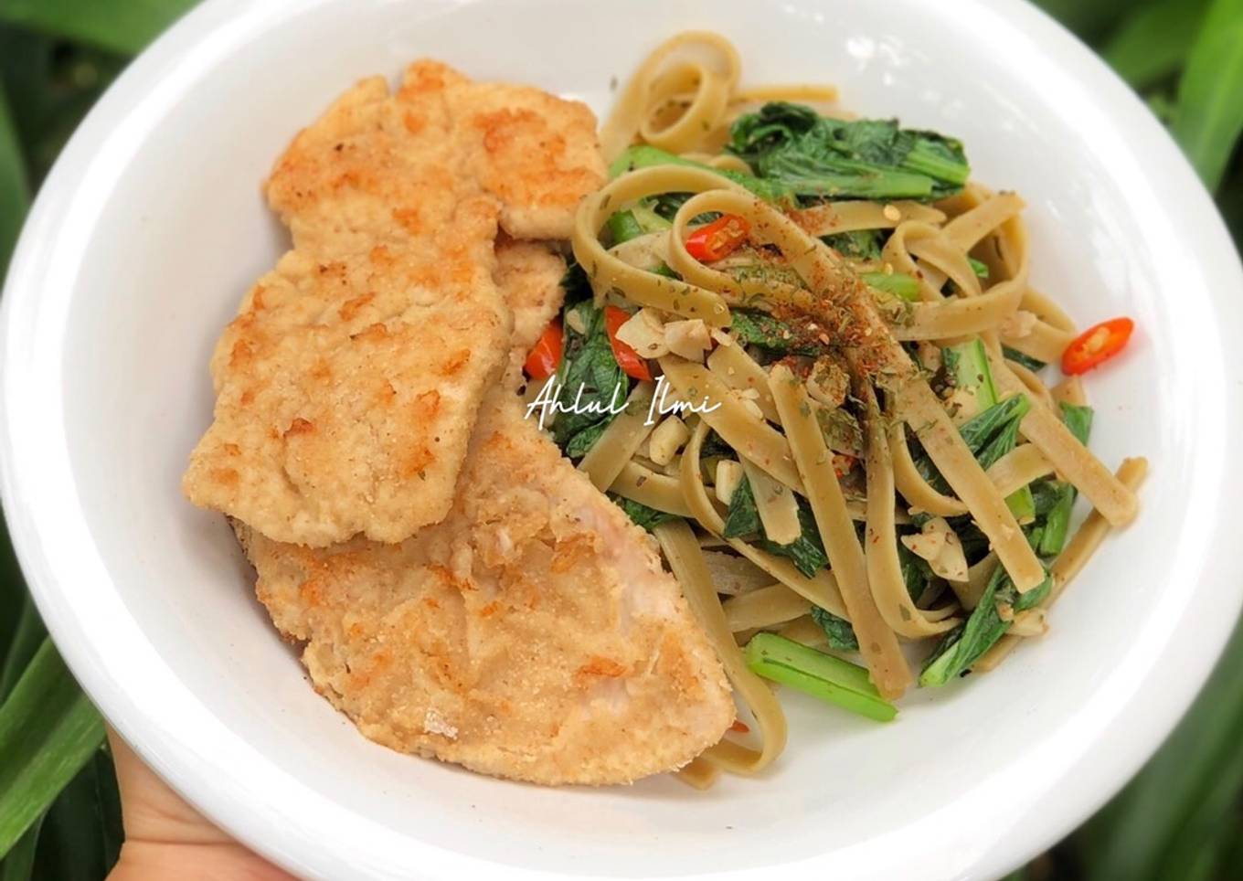 Fettuccine Aglio e Olio with Chicken Breast (Low Calorie)