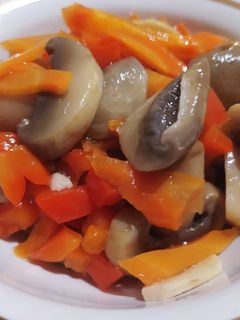 Фото Салат-закуска шампиньоны с овощами в маринаде.