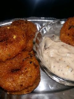 आलू पनीर मेदू वड़ा (Aloo paneer medu vada recipe in Hindi) रेसिपी मुख्य फोटो
