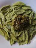 Pasta hojas de olivo con pesto genovés y semillas