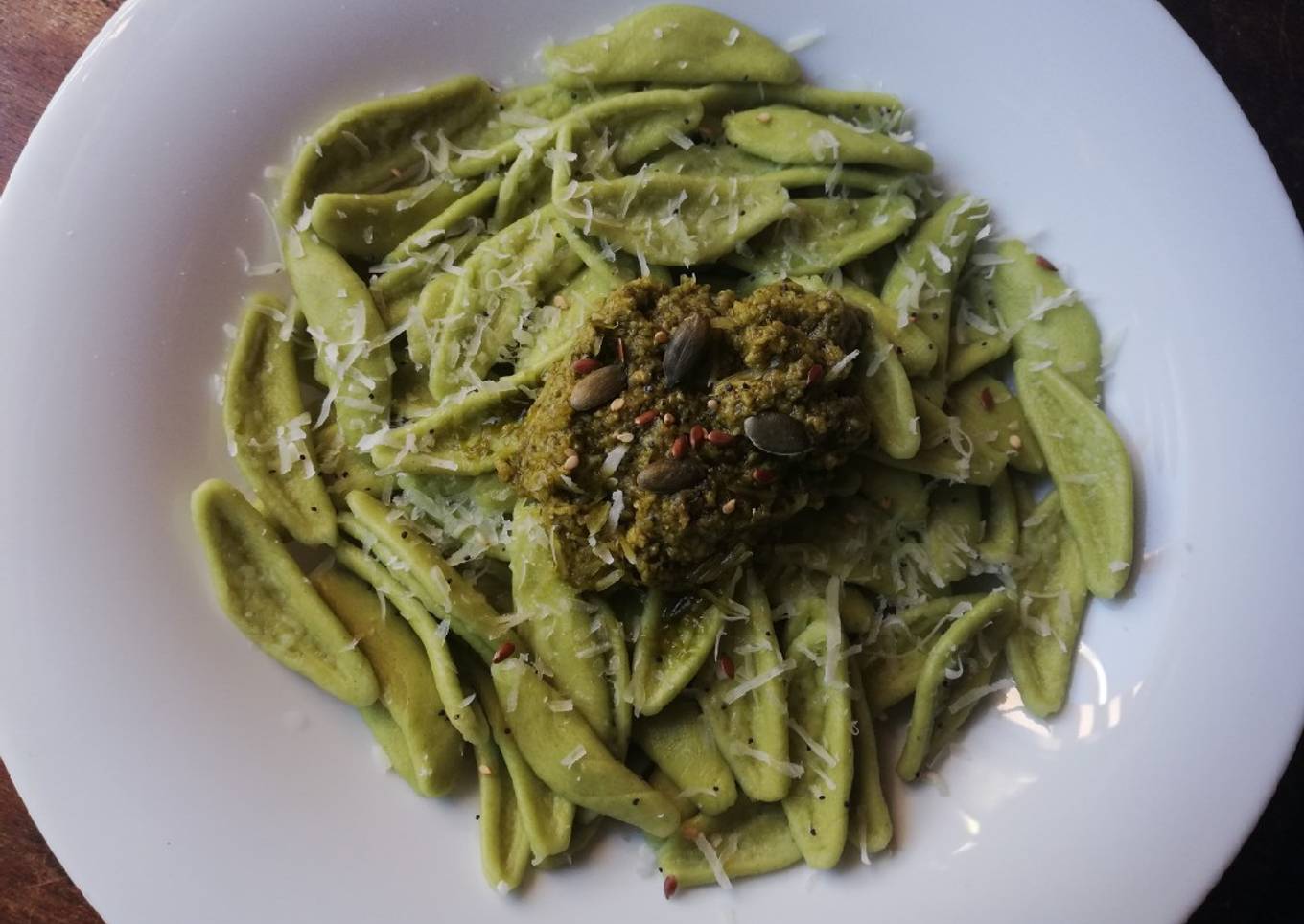 Pasta hojas de olivo con pesto genovés y semillas