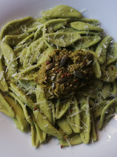 Una foto de Pasta hojas de olivo con pesto genovés y semillas