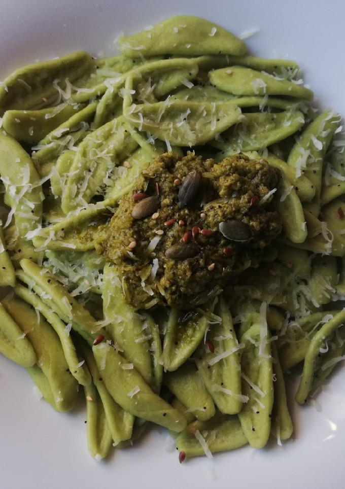 Una foto de Pasta hojas de olivo con pesto genovés y semillas