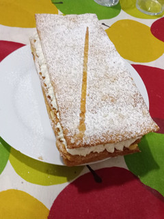 Una foto de Milhojas de crema pastelera y nata