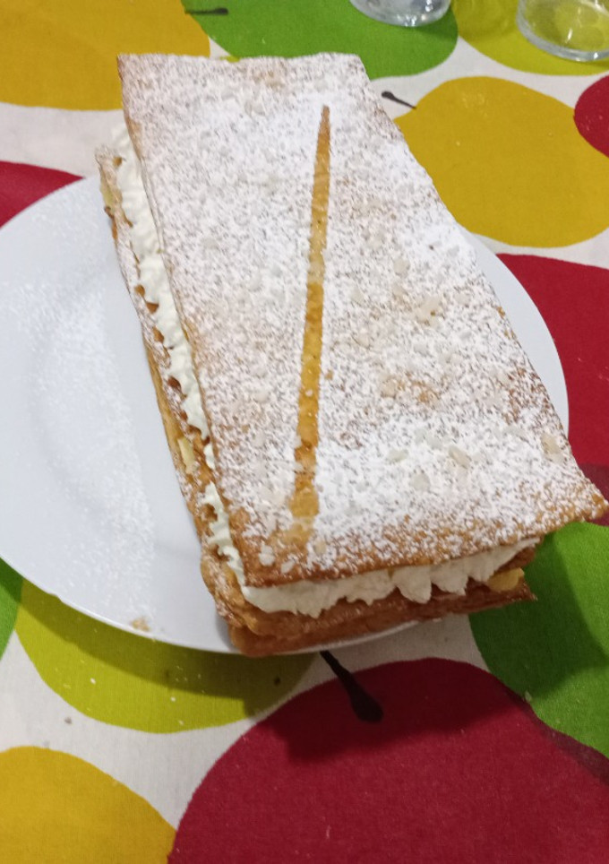 Una foto de Milhojas de crema pastelera y nata
