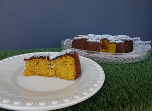 Foto de Bolo de cenoura, amêndoa e laranja com cobertura de coco ralado