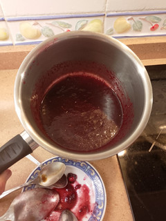 Una foto de Salsa de cerezas y reducción al vino tinto (para acompañar carnes)