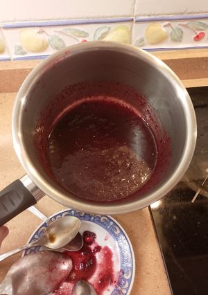Una foto de Salsa de cerezas y reducción al vino tinto (para acompañar carnes)