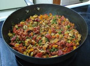 Una foto de Saltado de cecina y pollo