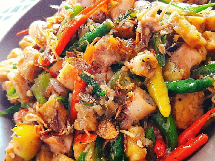 Langkah Mudah untuk Menyiapkan Resep  Tumis pedas cumi asin dan tempe yang Enak, Bisa Manjain Lidah