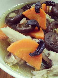 黑蒜香菇雞湯【雲林黑蒜】 的食譜成品照片