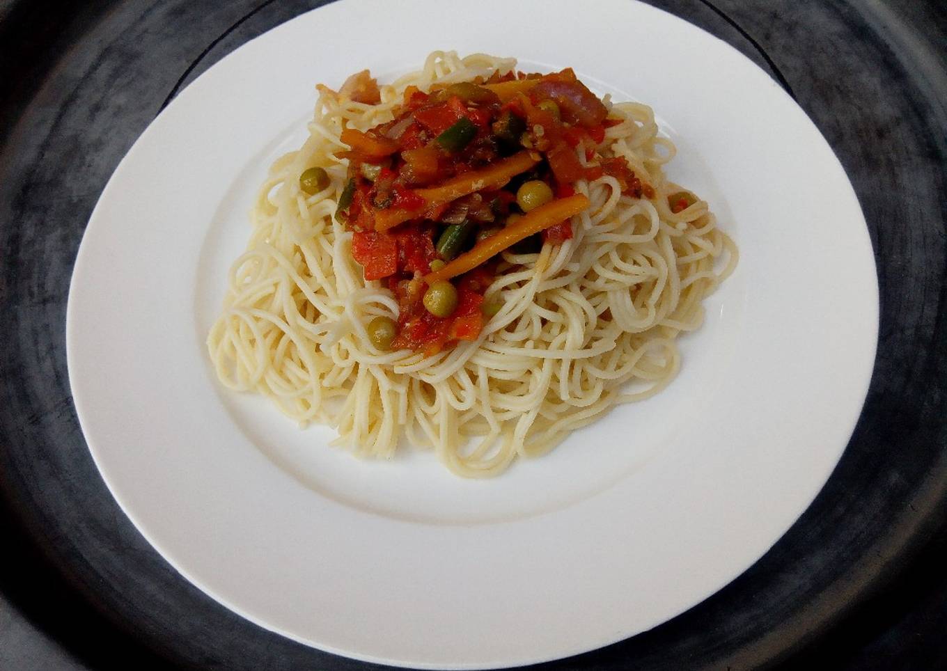 Spaghetti with veggies sauce