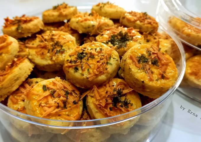 Langkah Mudah untuk Menyiapkan GARLIC CHEESE COOKIES  (KUE KERING KEJU BAWANG) yang Bikin Ngiler