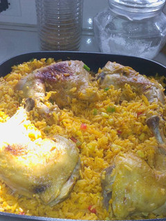 Una foto de Arroz con pollo y maíz