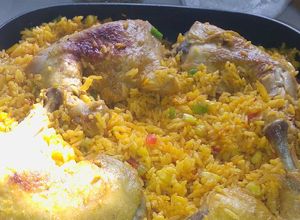 Una foto de Arroz con pollo y maíz