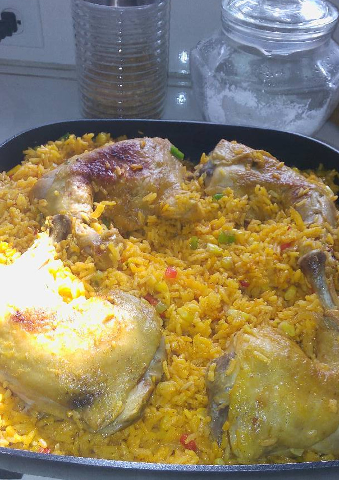 Una foto de Arroz con pollo y maíz