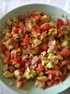 Una foto de Tartar de atún marinado con aguacate