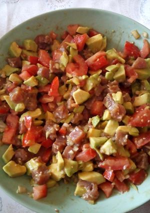 Una foto de Tartar de atún marinado con aguacate