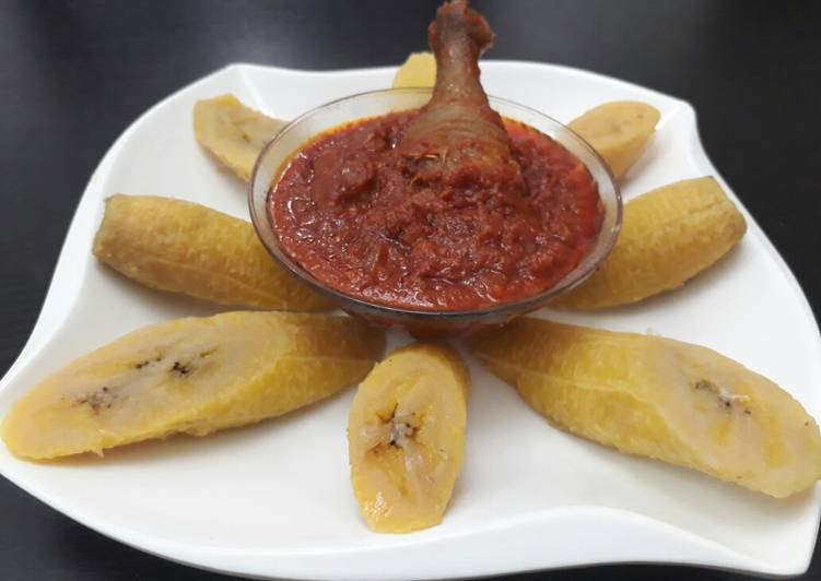 Recipe of Super Quick Homemade Boiled plantain with tomato sauce and fried chicken