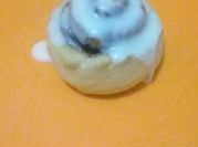 Una foto de roll de canela glaseado