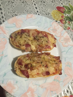 Una foto de Paninis jamón y beicon