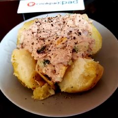 My Tuna Cheesy salad jacket Potato 😍 A picture of My Tuna Cheesy salad jacket Potato 😍.