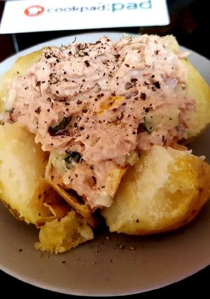 A picture of My Tuna Cheesy salad jacket Potato 😍.
