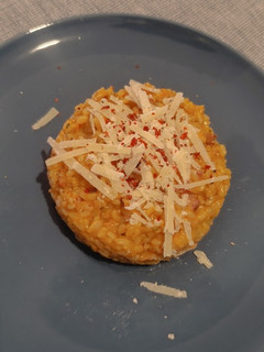 Una foto de Risotto de calabaza, tomates cherry y ajos asados