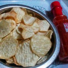 A picture of Onion Flavoured Cocoyam Chips with Sweet Chilli Sauce.