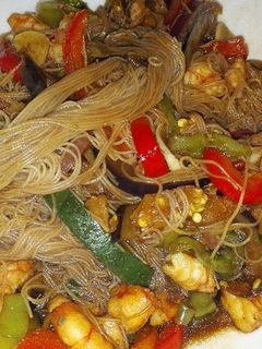 Una foto de Wok de noodles con verduras y gambas
