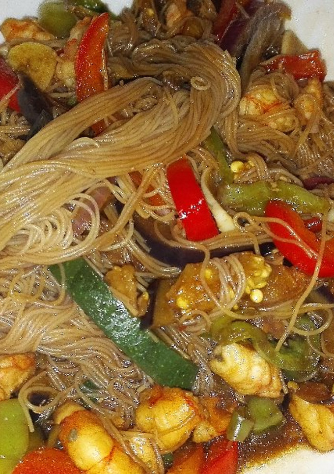 Una foto de Wok de noodles con verduras y gambas